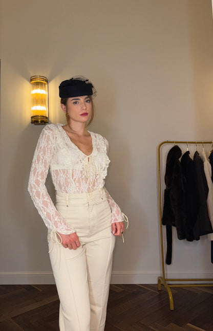 Blusa in Pizzo Avorio – Old Money Elegance