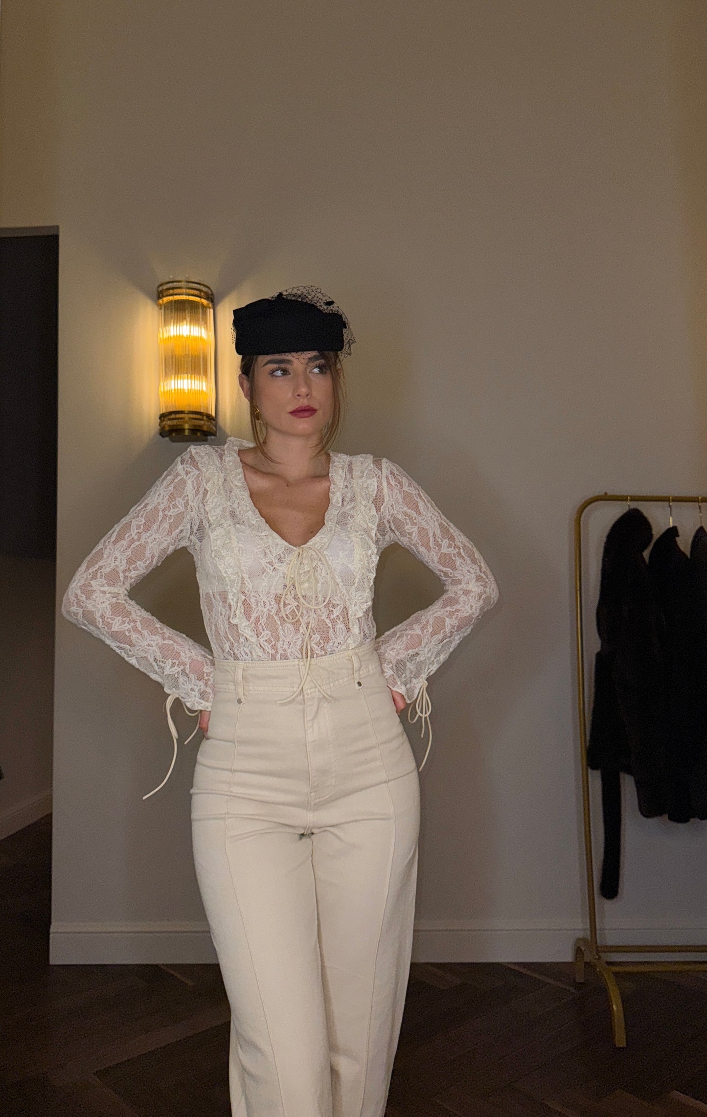 Blusa in Pizzo Avorio – Old Money Elegance