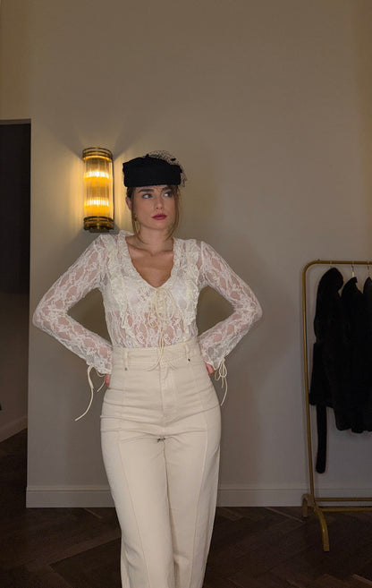 Blusa in Pizzo Avorio – Old Money Elegance
