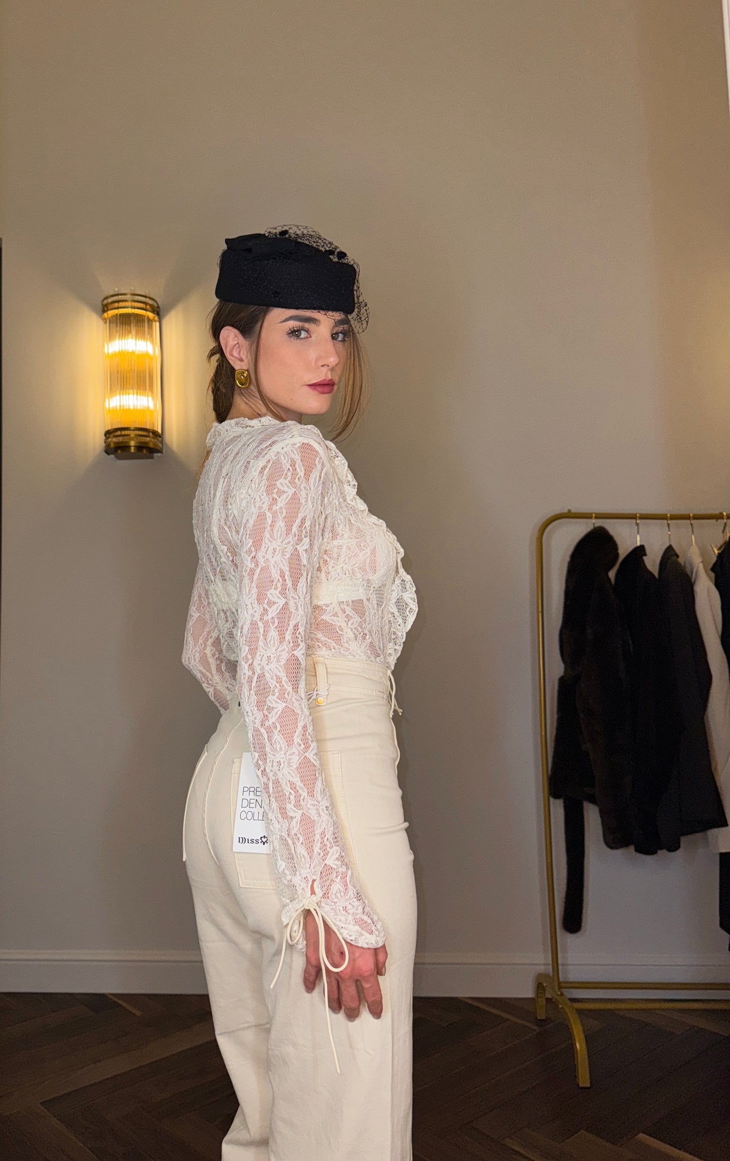 Blusa in Pizzo Avorio – Old Money Elegance