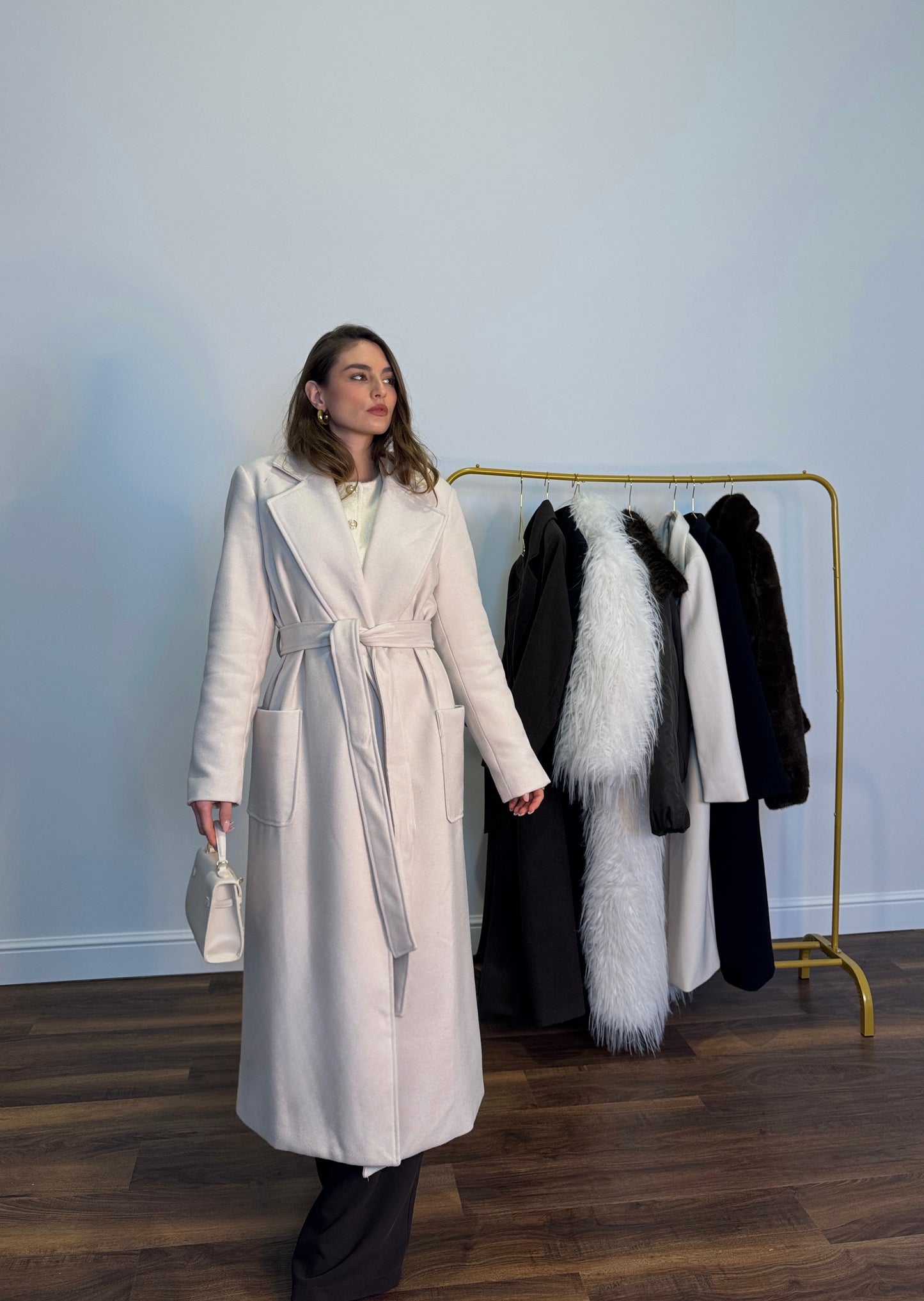 Cappotto Lungo con Cintura – Élégance Parisienne